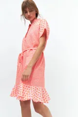 Vestido amarillo neón con textura arrugada, corte recto, largo hasta la rodilla, manga corta y cuello mao con abertura en V.