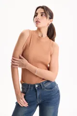 Musculosa de rib de algodón color blanco, con calce ajustado, escote redondo alto y sin mangas.