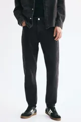 Jean de cinco bolsillos en denim de algodón con stretch y corte estándar con piernas ajustadas.
