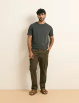 Pantalón cargo color verde militar, de corte recto, con bolsillos laterales con fuelle, bolsillos delanteros inclinados y bolsillos traseros.