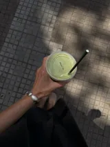 Pulsera plateada con eslabones en forma de caracoles planos.