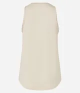 Musculosa deportiva Get Over de microfibra texturizada color marfil, con cuello redondo, tirantes anchos y bajo redondeado.
