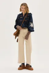 Borcego de cuero color bordó con suela de plataforma, cordones bicolores y detalle de pompones decorativos en el empeine.