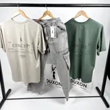 Remera color beige de algodón con estampa en el frente con la palabra "Concept" y otros textos en color marrón.