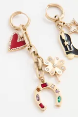 Aro colgante dorado con dije de corazón rojo, trébol de cuatro hojas con pedrería y herradura con gemas de colores.