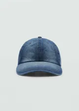 Gorro de jean azul con visera y cierre ajustable.