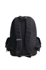 Mochila negra con base marrón, múltiples bolsillos frontales y laterales, tiras regulables y espalda acolchada.