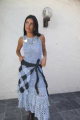 Vestido midi tejido a mano en crochet color celeste, con diseño de falda asimétrica y detalle de faja ajustable en contraste color gris oscuro con patrón de damero.