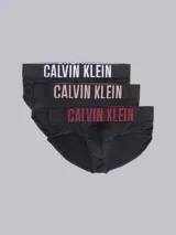 Pack de tres slips negros Calvin Klein de microfibra con cinturilla elástica con el logo de la marca en blanco, rosa y rojo. Confeccionados con un 88% de poliéster reciclado.