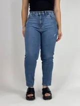 Pantalón de jean azul de tiro alto, corte mom y largo hasta el tobillo.