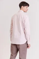 Camisa de vestir rosada, corte slim fit, con cuello clásico y mangas largas.