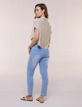 Jean slim skinny de tiro medio en denim azul con proceso de lavado, calce ajustado y largo al tobillo. Cuenta con pretina con presillas, bolsillos delanteros y traseros, y acceso frontal con botón y cierre.