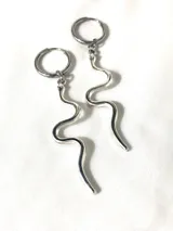 Par de aros colgantes plateados con forma de serpiente ondulada y cierre de aro.