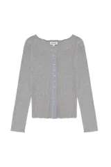 Camiseta de manga larga gris con cuello redondo amplio y cierre frontal de botones celestes a contraste.