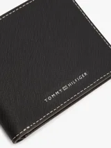Billetera plegable Tommy Hilfiger de piel Saffiano color negro, con acabado texturizado, costuras blancas a contraste y logo metálico en la parte delantera.