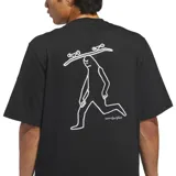 Remera negra de manga corta con ajuste holgado, perteneciente a la colaboración Adidas Originals Skate Spot x Mark Gonzalez. Presenta un pequeño logo de Adidas y un gráfico circular en el pecho, además de un estampado grande en la espalda con diseño de monopatín.