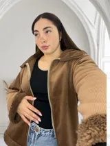 Campera marrón de pana con cuello, puños y ruedo de corderito. Cierre frontal con cremallera metálica.