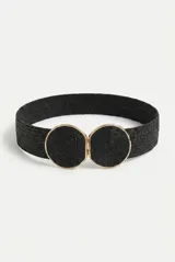 Cinturón negro de rafia trenzada con hebilla metálica dorada de diseño circular doble.