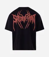 Remera boxy de algodón negro con cuello redondo, mangas cortas y estampa en la espalda con la inscripción "Spider-Man" en tono rojo con efecto desgastado.