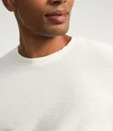 Remera masculina Marfinno de manga larga, con cuello redondo y textura acanalada en color blanco marfil.