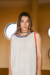 Vestido largo tejido en hilo de algodón con calado, color negro con detalles en celeste y naranja.