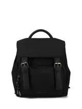 Mochila urbana Hush Puppies color negro, con solapa superior, cierre principal y bolsillo frontal con detalles de correas decorativas con hebillas metálicas. Incluye asa superior y tiradores con cordón.