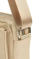 Bandolera de diseño rectangular en color negro, con cierre superior y bolsillo frontal con cierre. Incluye una correa larga ajustable para llevar al hombro o cruzada, y un detalle de tirador de cuerda trenzada en el bolsillo delantero.