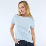 Camiseta de punto color celeste, de manga corta y cuello redondo, con diseño clásico y al cuerpo.