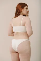 Vedetina de algodón color beige melange, con doble tejido y bordes sin costuras visibles.