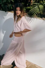 Pantalón baggy de tiro medio color rosado, con cintura elástica fruncida tipo nido de abeja y bajos ajustables con cordones.