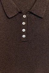 Top de punto de manga corta con cuello polo y cierre frontal de botones.