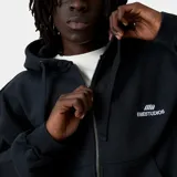 Campera con capucha y cierre frontal completo, de color negro. Presenta el logo de la marca estampado en el pecho y en el bolsillo lateral derecho. Cuenta con puños y ruedo elásticos.
