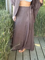 Falda larga color gris topo, de lino, con cintura elastizada y lazo lateral.