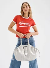 Remera roja de algodón con cuello redondo y mangas cortas con ribete blanco. Estampado frontal con la palabra "Laagam" en blanco.