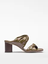 Sandalias de tacón color verde oliva de charol, con puntera cuadrada, tiras torsionadas en la pala, plantilla Memory Foam y suela antideslizante.