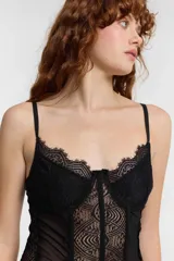 Corset blanco de encaje con copas preformadas, tirantes finos y cierre frontal con cremallera.