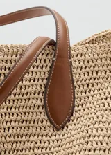 Bolso tipo tote de tejido de fibra natural en color beige, con doble asa larga de hombro en cuero sintético marrón.