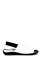 Sandalia blanca con elástico trasero negro.