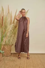 Vestido midi color marrón chocolate, con escote halter fruncido y corte recto.