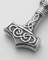 Collar de acero con dije en forma de martillo de Thor, con detalles grabados de estilo nórdico y cadena de eslabones finos.