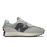 Championes urbanos New Balance modelo 327, color gris con logo "N" negro en los laterales, confeccionados en gamuza y nylon, con suela de goma negra.