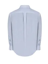 Camisa de vestir a rayas verticales celestes y blancas, de corte regular fit, con cuello italiano, bolsillo en el pecho con logo bordado y mangas largas con puños abotonados.