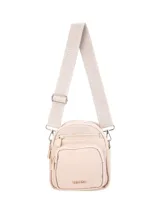 Bandolera pequeña de lona color beige, con múltiples compartimentos frontales con cierre y correa larga regulable con el logo de la marca estampado.