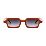 Lentes de sol de diseño rectangular y estilo moderno, con armazón de plástico reciclado color marrón y cristales degradados en tono gris.