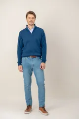 Sweater de lana lambswool color beige, con diseño de medio cierre frontal y cuello alto.