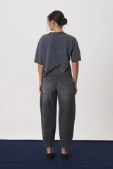 Remera de silueta amplia, con escote redondo y mangas cortas extendidas. Confeccionada en tejido liviano de algodón.