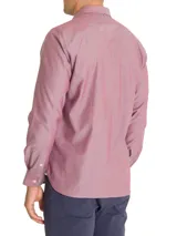 Camisa de manga larga color vino, confeccionada en Portugal con 85% algodón y 15% lana. Presenta cuello italiano, bolsillo en el pecho con logo bordado y calce regular.