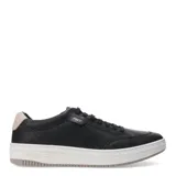 Zapatos urbanos Freeway de cuero negro, con diseño de capellada microperforada en los laterales, cierre mediante cordones y suela de goma blanca con detalle de marca en relieve.