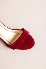 Sandalias de taco cuadrado y altura baja, con tira delantera fina y tira ajustable al tobillo con hebilla metálica.