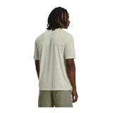 Remera deportiva Under Armour modelo UA Anywhere, de color gris claro melange con finas líneas verde flúor en los hombros. Cuenta con cuello redondo, mangas cortas y logo reflectante de la marca en el pecho.